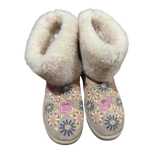 UGG 1002164 Embroidered Chestnut Suede Sheepskin Boots Women's SIZE 9 - Picture 1 of 8